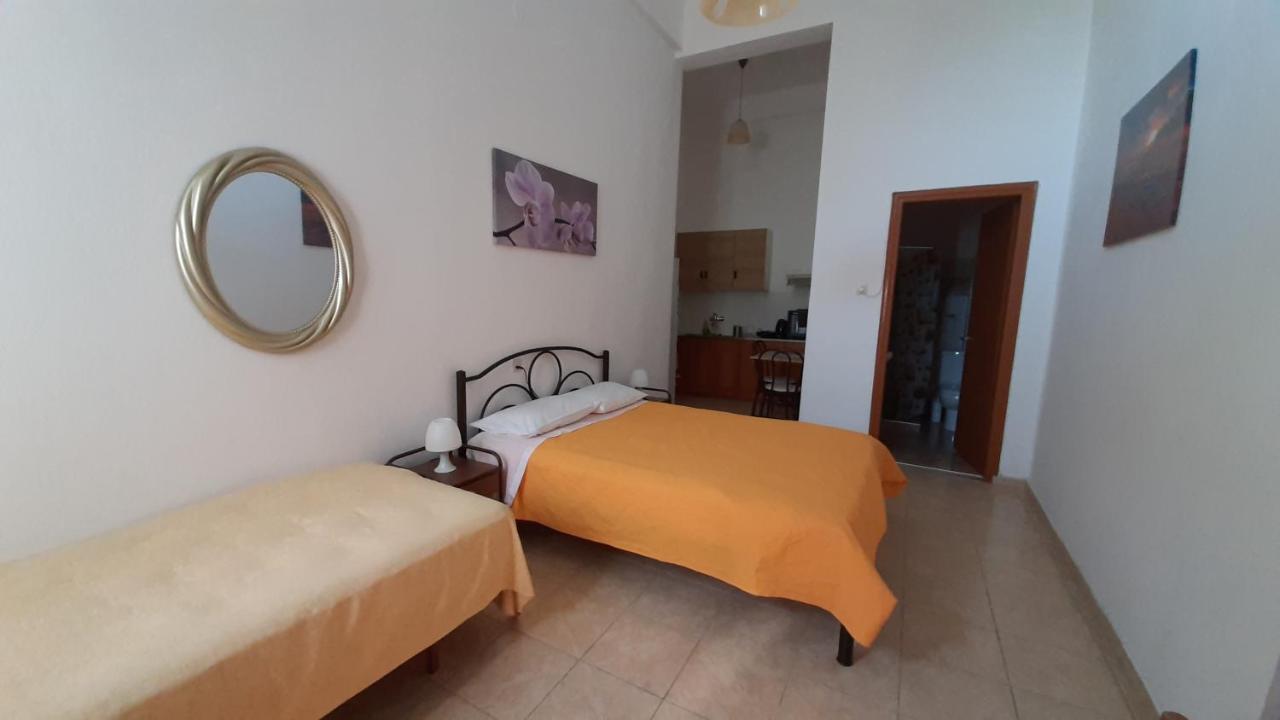 Melia Studio 2 Seafront Apartment Loutraki  Exterior photo